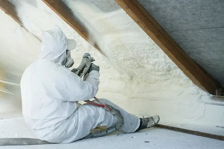 Installer spray foam insulation in loft 1